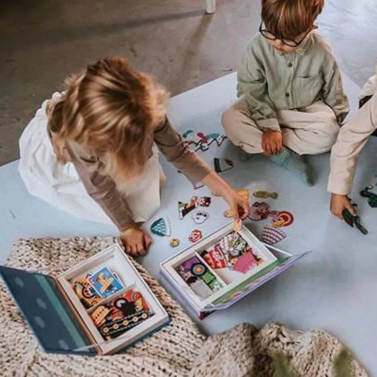 Układanka Magnetyczna Magnetibook Kostiumy Dziewczynka